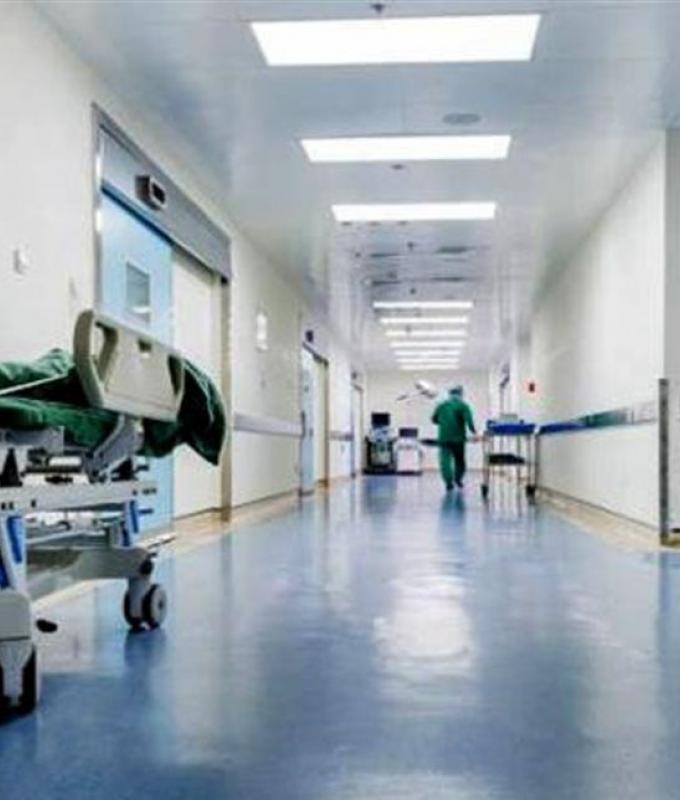 خلاف بسيط يتحول إلى إصابة بالرصاص داخل مستشفى.. اليكم التفاصيل