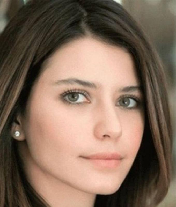 بعد غياب طويل.. نجمة "العشق الممنوع" التركية تعود إلى الساحة الفنية بأغنية! (فيديو)