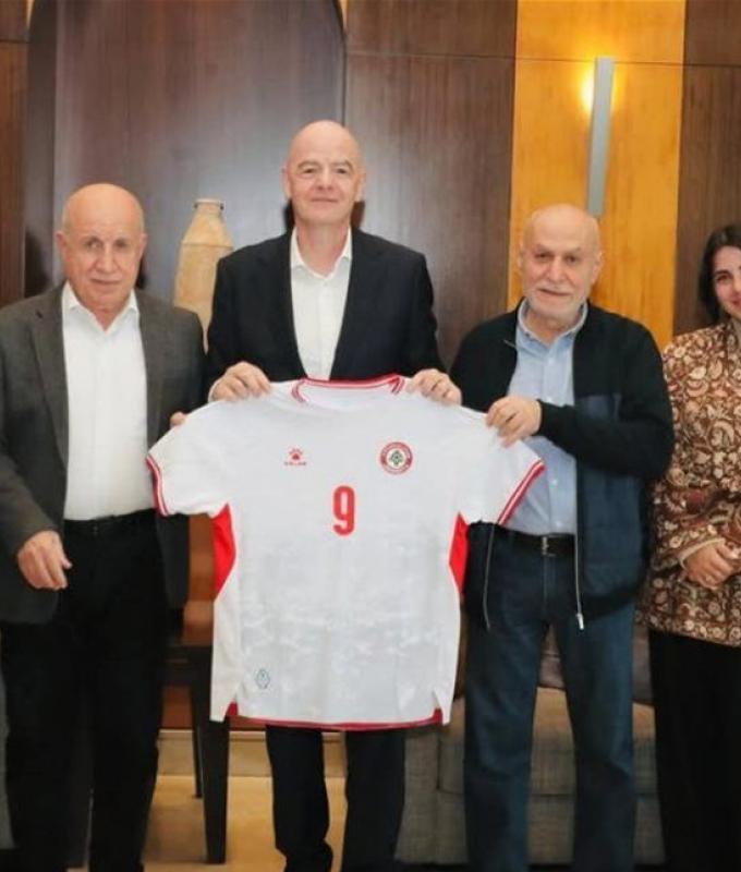 رئيس "الفيفا" وعائلته في بيروت