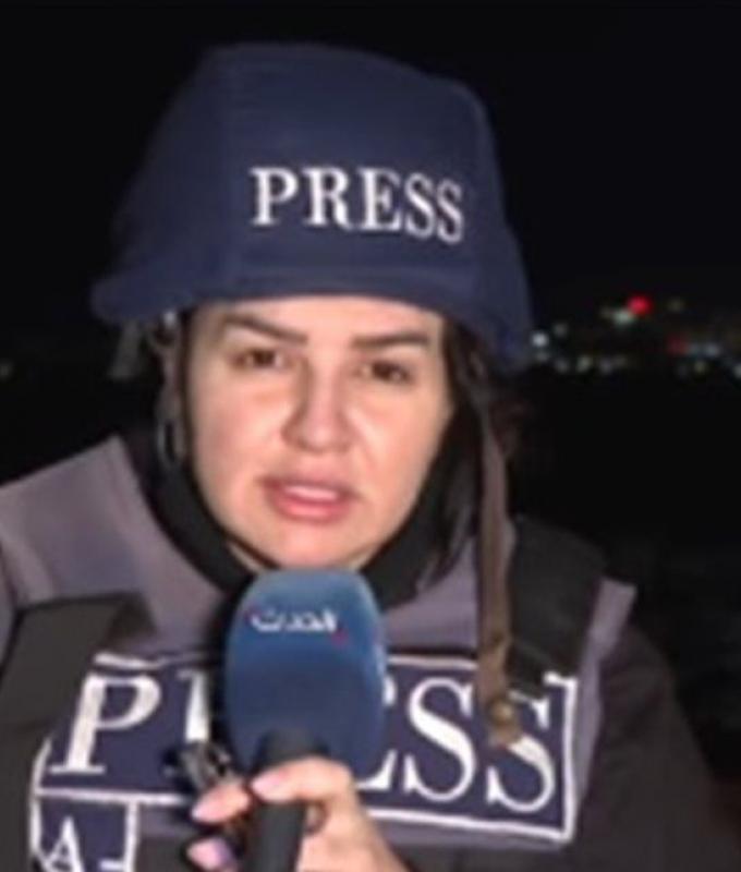 خلال رسالتها المباشرة من الضاحية الجنوبية... صاروخ إسرائيليّ سقط خلف إعلاميّة لبنانيّة (فيديو)