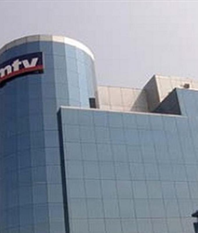 فاجأها مباشرة على الهواء.. شاب طلب يدّ مذيعة أخبار الـ"أم تي في" وهذا ما قاله لها (فيديو)