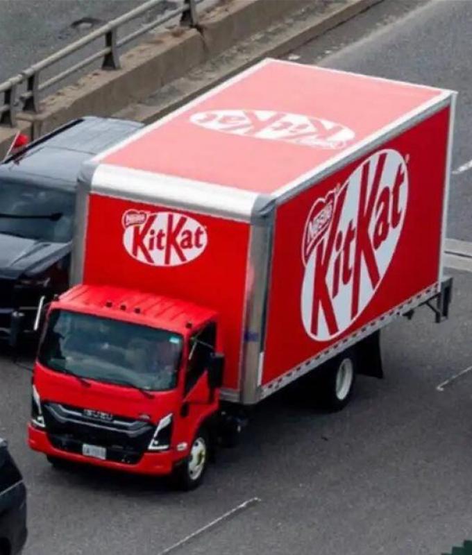 بالفيديو: شوكولاتة "كيت كات" تحت حماية مشددة.. ما الذي يجري؟