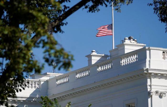 تنكيس الأعلام في البيت الأبيض