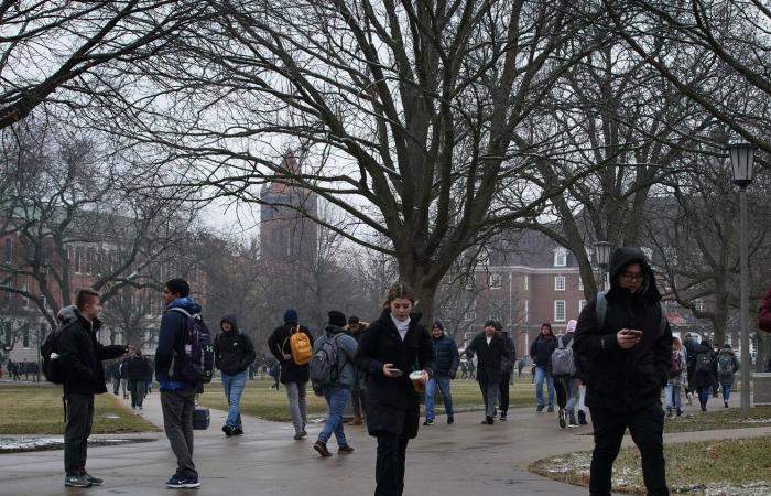 جامعة إلينوي تتوقف عن استخدام برنامج الاختبار عن بُعد