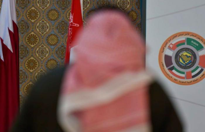 بالفيديو ـ رفع علم قطر يثير تفاعلاً بسفارتها في السعودية
