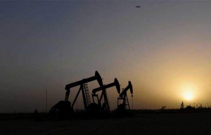 أسعار النفط بأعلى مستوى في عام والدولار ينتعش