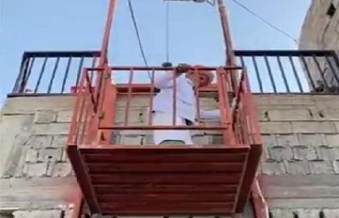 شاب يبتكر مصعدًا يدويًا لوالده ليتمكن من النزول إلى المسجد ..فيديو