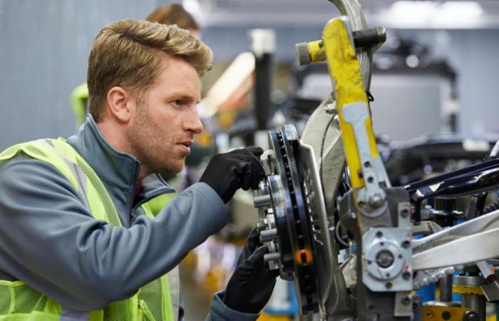 إنتاج المصانع البريطانية ينمو في فبراير بأبطأ وتيرة منذ مايو