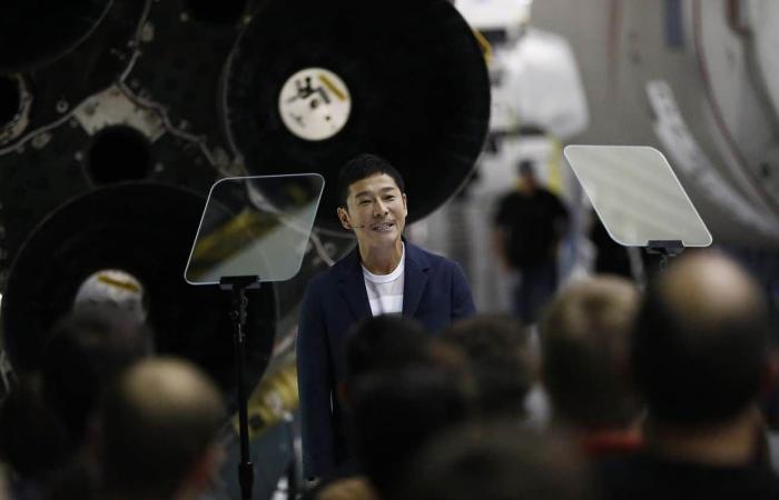 ملياردير ياباني يبحث عن أشخاص للذهاب معه إلى القمر