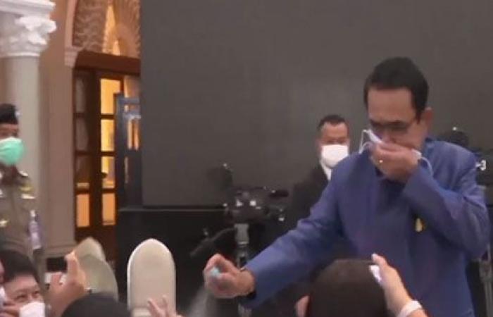 رئيس وزراء تايلاند يرش المعقم على الصحفيين- فيديو
