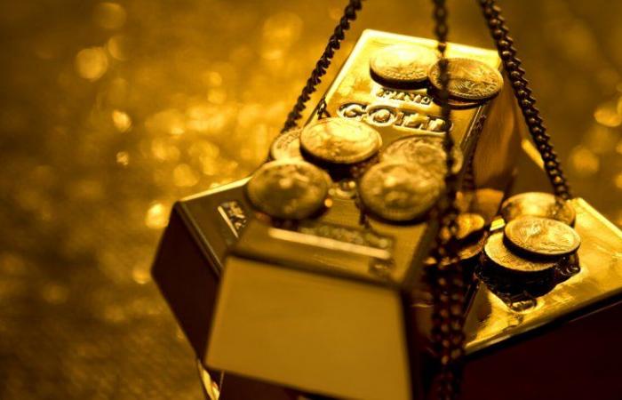 الذهب يهبط مع ارتفاع العائدات الأمريكية والدولار