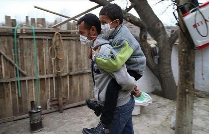 أب تركي يحمل ابنه من ذوي الإعاقة على ظهره يوميًا إلى المدرسة