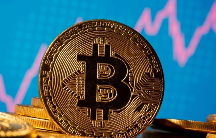 بيتكوين تتراجع 6.3 % التحذير من أسعار دون 30 ألف دولار