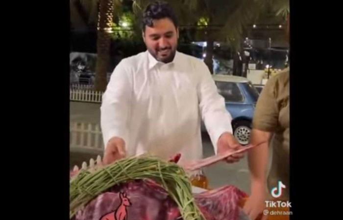 سعوديون يثيرون الجدل بتوثيقهم طبخ “مندي الكنغر” (فيديو)