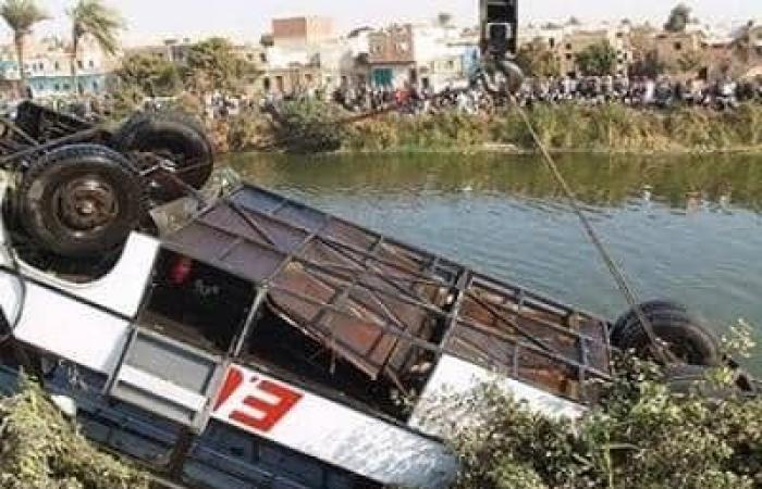 مصر.. حافلة ركاب تسقط في ترعة المريوطية قرب الأهرامات