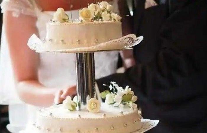 عروسان يتقاضيان من الضيوف مقابل قطع من كعكة الزفاف