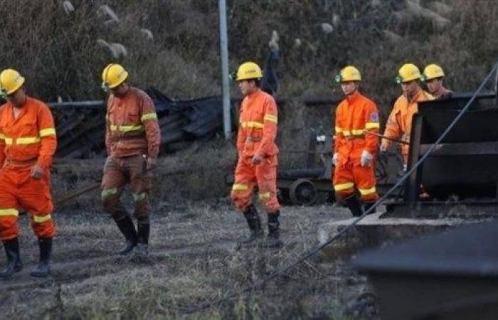 المياه تحاصر 22 شخصاً في منجم بالصين