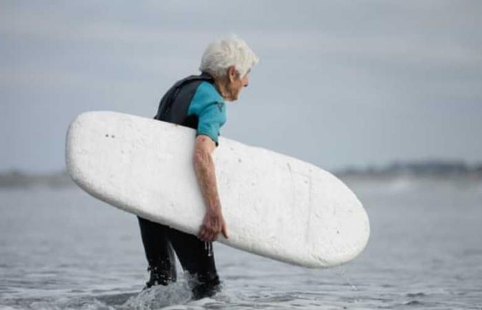 عجوز عمرها 92 عاما تمارس رياضة ركوب الأمواج