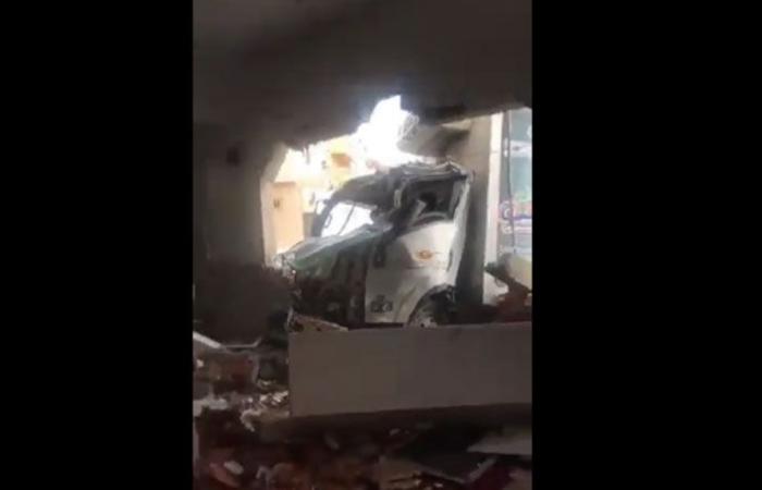 بالفيديو: 5 إصابات إثر اصطدام شاحنة بمسجد في جدة
