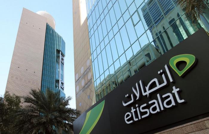 اتصالات الإماراتية تستحوذ على 9.8% في فودافون