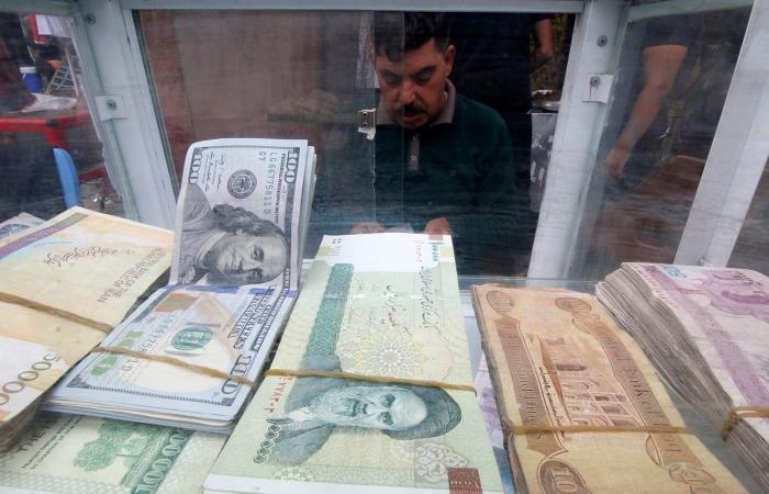 إيران : الدولار يواصل الارتفاع أمام التومان الايراني