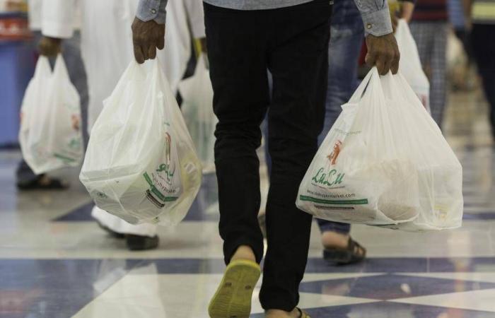 أبوظبي تحظر استخدام أكياس البلاستيك