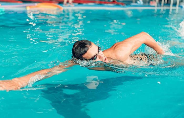ما يجب فعله عند حدوث تشنجات أثناء السباحة؟