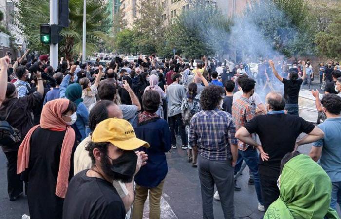 بالفيديو ـ تجدد الاحتجاجات في شوارع إيران ليلاً: “حرّية والموت لخامنئي”