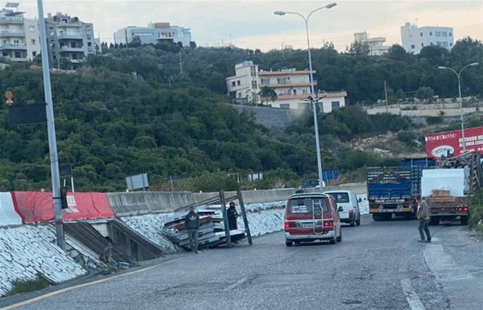 سقوط حمولة من شاحنة.. ماذا جرى عند حاجز المدفون صباحا؟