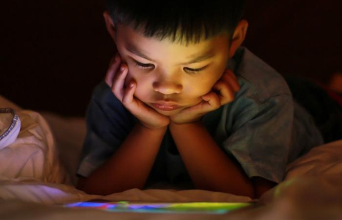انتبهوا لأطفالكم... هذا ما تفعله الشاشات بصحتهم