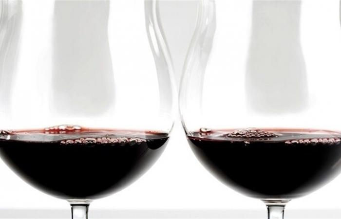 لماذا يحدث الصداع بعد شرب النبيذ الأحمر؟