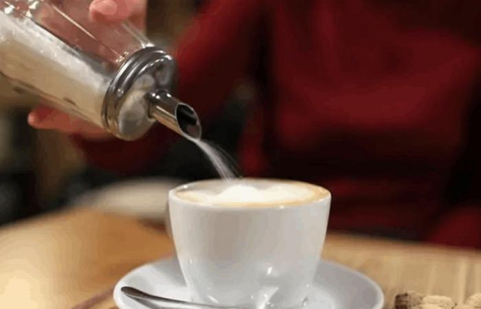 دراسة جديدة قد تفاجئك.. هذا ما يحدث لجسمك عند إضافة السكر إلى القهوة