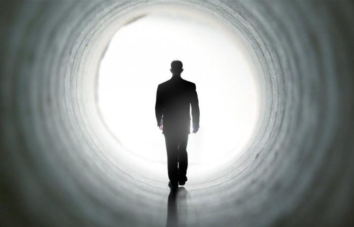 ماذا رأى المحتضرون العائدون من الموت؟ علماء يكشفون اللغز