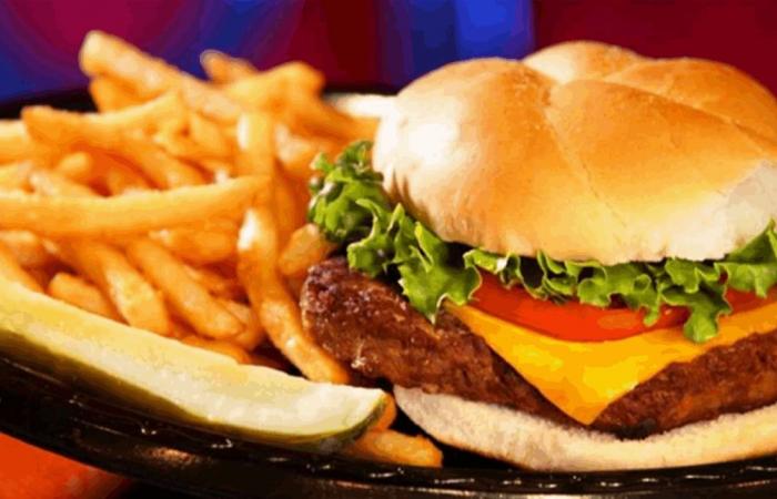دراسة تكشف: الوجبات السريعة تعجل شيخوخة الجسم