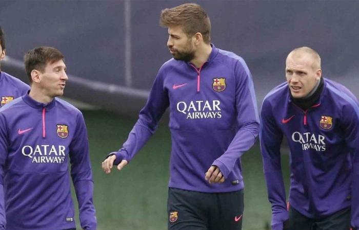 بعد اعتزاله.. بطل الثلاثية مع برشلونة يعمل موظفًا في متجر ملابس (صور)