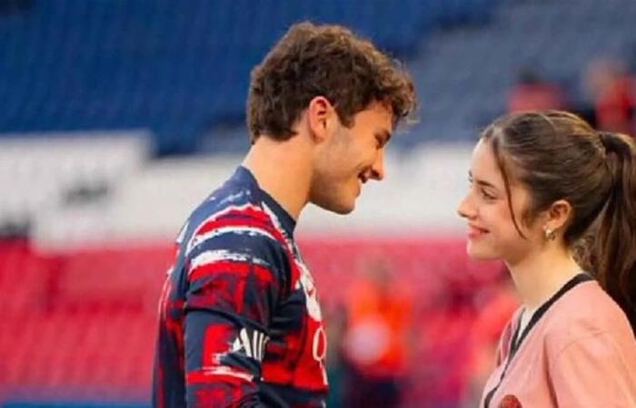 أسقطها أرضاً أمام الجميع.. نجم يحتفل مع صديقته بطريقة غير مألوفة (صورة)