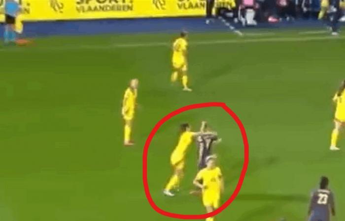 بالفيديو.. لاعبة تسرق تعليمات الفريق الخصم وسط الملعب!