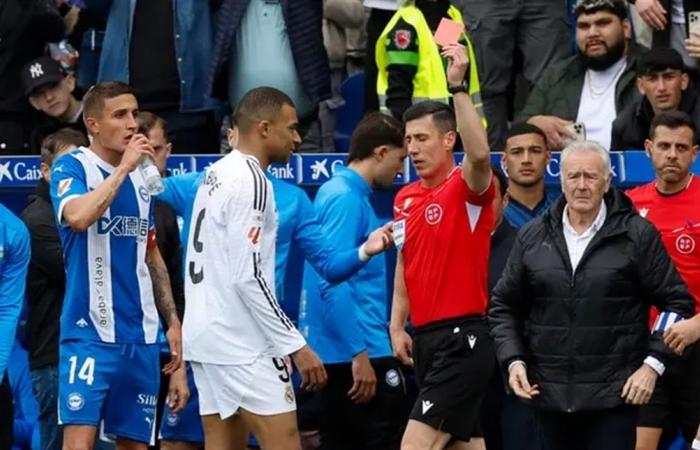 المدرب المساعد لريال مدريد: مبابي دفع ثمن البطاقة الحمراء