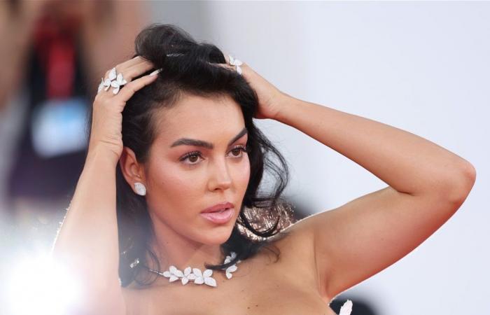 وشم باللغة العربية على يد جورجينا يُثير الجدل.. شاهدوا الصورة