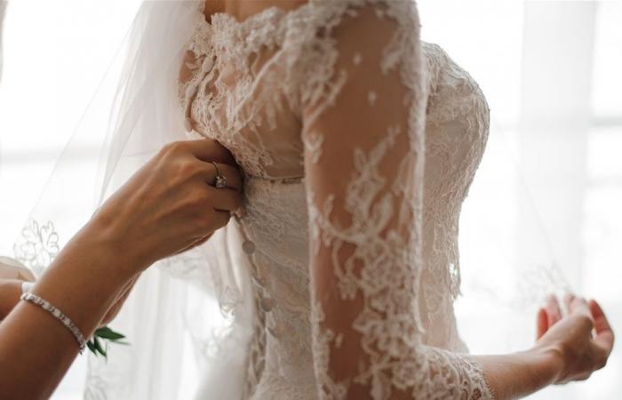 العريس من خارج الوسط الفني.. ممثلة شهيرة تكشف عن موعد زفافها