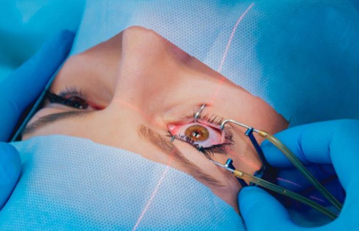 أطلت بعين مغطاة.. فنانة تخضع لعملية جراحية في عينها وفيديو يوثق حالتها