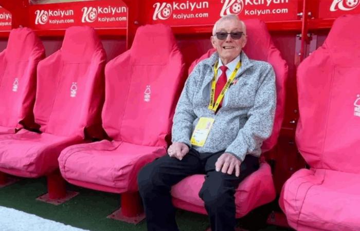 آلان مور يودّع "البوابة الدوّارة" بعد 46 عامًا من خدمة نوتنغهام فورست