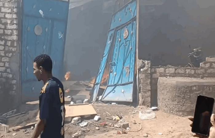 بالفيديو: أهالي قرية مصرية يهدمون وكرًا لتجارة المخدرات ويضرمون فيه النار