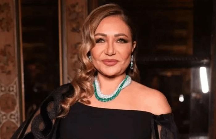 "فخورة بك"... ممثلة شهيرة تحتفل بتخرّج ابنها (فيديو)