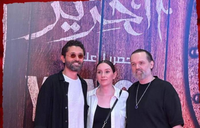 زوجته وبناته لم يشاركن... ممثل شهير يحتفل بمسلسله (صور)