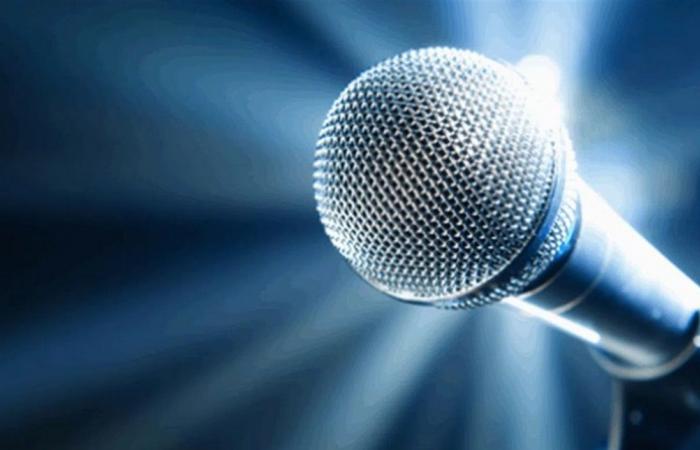 مُرتدية روب الاستحمام فقط.. فنانة شهيرة تُفاجئ جمهورها بإطلالتها على المسرح! (فيديو)