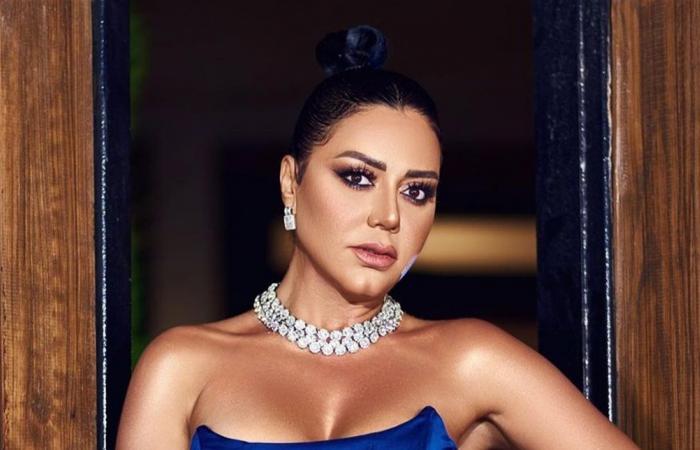 بسبب فتحة فستانها.. رانيا يوسف تتعرّض للإحراج شاهدوا الفيديو