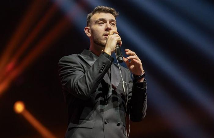 احتضنته وانهارت.. معجبة تقتحم حفل الشامي في دبي شاهدوا ماذا حصل (فيديو)