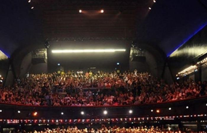 فقدت توازنها.. نجمة شهيرة تتعرّض لحادث مرعب على المسرح وفريقها يتدخل شاهدوا ماذا حصل (فيديو)