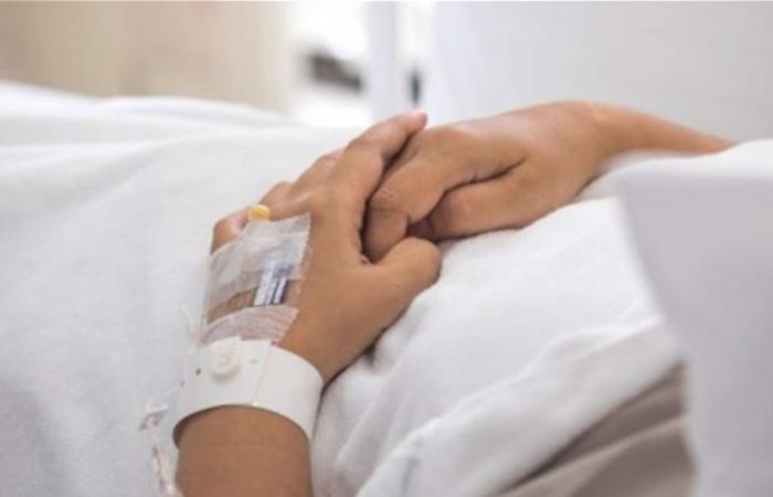 مُصابة بالسرطان وتخضع لعملية جراحية خطيرة.. فنان شهير يطلب الدعاء لزوجته (صورة)